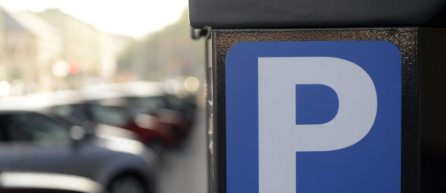 Prokuratura Krajowa zleciła podległym prokuratorom analizę uchwał samorządów terytorialnych dotyczących stref płatnego parkowania. Chodzi o kwestie pobierania w niektórych gminach opłat za parkowanie w soboty. Według PK nie powinno to mieć miejsca. 