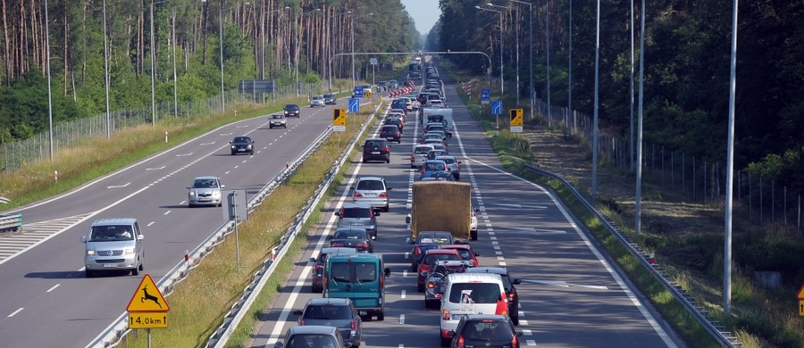 Trwa pierwszy weekend wakacji – wielu Polaków ruszy w najbliższych dniach na upragniony wypoczynek. Policjanci apelują do kierowców o to, by zadbali o bezpieczeństwo najmłodszych pasażerów, zaplanowali podróż i nie spieszyli się. Zapowiadają, że nie będzie pobłażliwości dla tych, którzy wsiądą za kierownicę pod wpływem alkoholu.