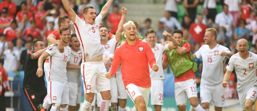 Polska awansowała do ćwierćfinału Euro 2016. Udało się to dopiero po rzutach karnych. W regulaminowym czasie 1 bramkę dla biało-czerwonych zdobył Kuba Błaszczykowski. Później strzelił jeszcze gola w rzutach karnych. Oprócz niego bramki w karnych strzelili: Robert Błaszczykowski, Grzegorz Krychowiak, Arkadiusz Milik i Kamil Glik. Który z zawodników najlepiej poradził sobie w starciu ze Szwajcarami? Oddaj głos w naszej sondzie.