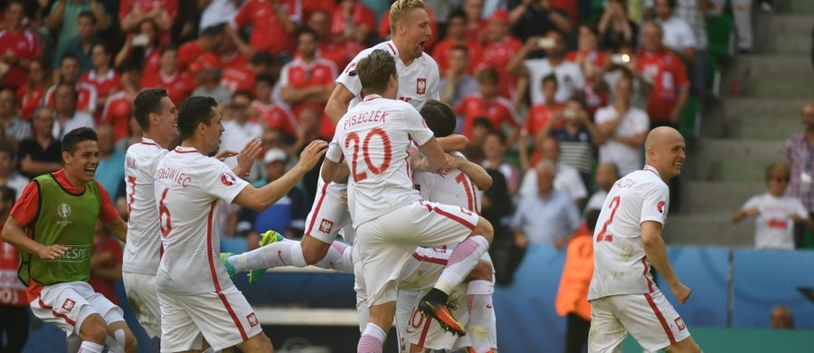 Po raz pierwszy w historii reprezentacja Polski awansowała do ćwierćfinału piłkarskich mistrzostw Europy. W sobotę w Saint-Etienne po rzutach karnych pokonała Szwajcarię 5-4. W regulaminowym czasie było 1:1. O miejsce w półfinale biało-czerwoni zagrają z Portugalią, która w 1/8 pokonała Chorwację.