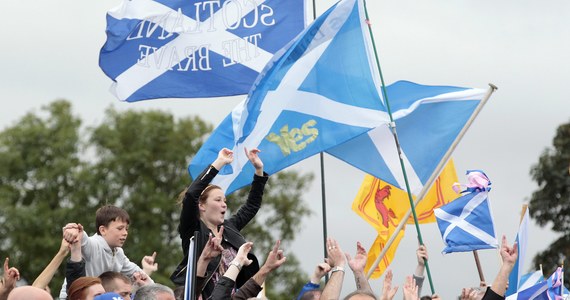 Po zwycięstwie zwolenników Brexitu w czwartkowym referendum na Wyspach poparcie dla oderwania się Szkocji od Wielkiej Brytanii przekroczyło w sondażach 50 proc. Badanie przeprowadzone dla brytyjskiego dziennika "Sunday Times" wskazało, że niepodległość Szkocji popiera obecnie 52 proc. ankietowanych. Jeszcze większy odsetek zwolenników separacji wykazał sondaż dla szkockiej gazety "Sunday Post" - 59 proc.