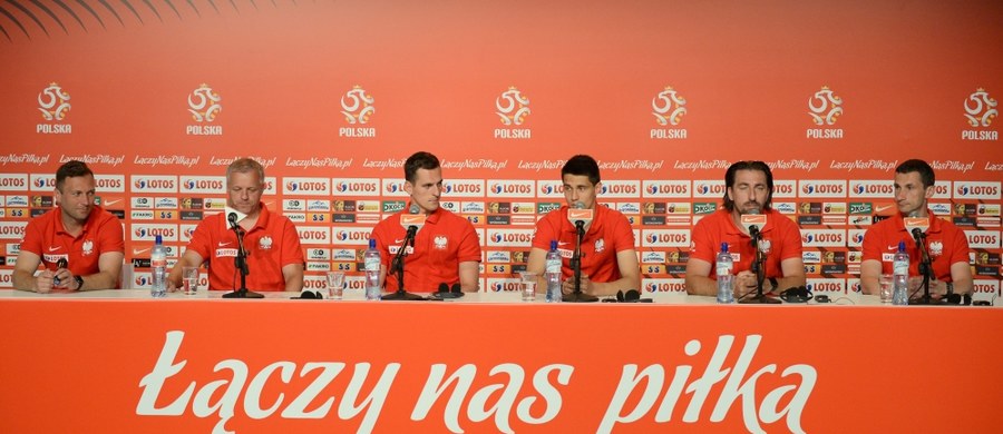 Lekarz piłkarskiej reprezentacji Polski Jacek Jaroszewski zapewnił na konferencji w La Baule, że mimo kilku drobnych problemów zdrowotnych drużyna będzie gotowa w komplecie na ćwierćfinałowy mecz z Portugalią na Euro 2016. "Tak jak wszyscy widzieliśmy w sobotę, drużyna jest trochę poobijana. Od razu jednak pragnę uspokoić. Nie będzie żadnych problemów, żeby zespół w komplecie był zdrów przed następnym meczem" - podkreślił. 
