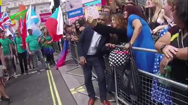 Świeżo wybrany burmistrz Londynu - Sadiq Khan uczestniczył w marszu równości London Pride. W trakcie wydarzenia Khan robił sobie zdjęcia z uczestnikami marszu i jego obserwatorami.