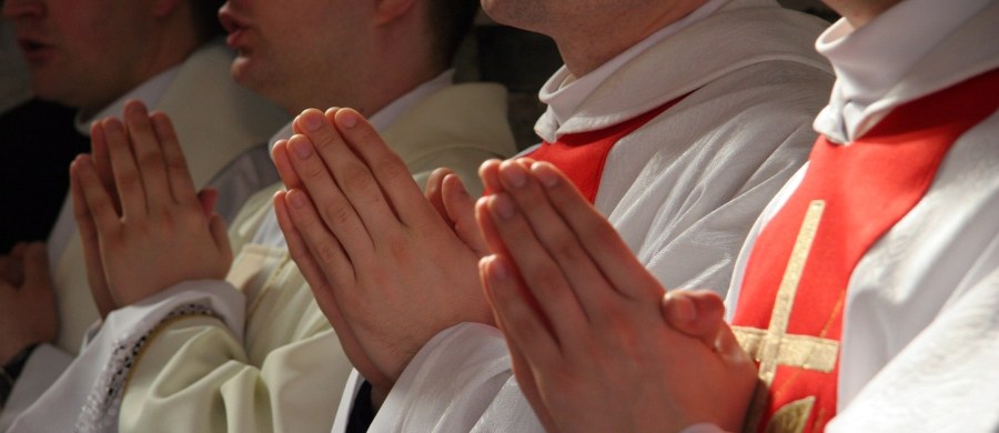 Niecodzienne zatrzymanie w okolicy Człuchowa na Pomorzu. W roli stróżów prawa… księża. Jak relacjonują policjanci, dzięki nocnej akcji duchownych udało się odzyskać skradziony motorower.  