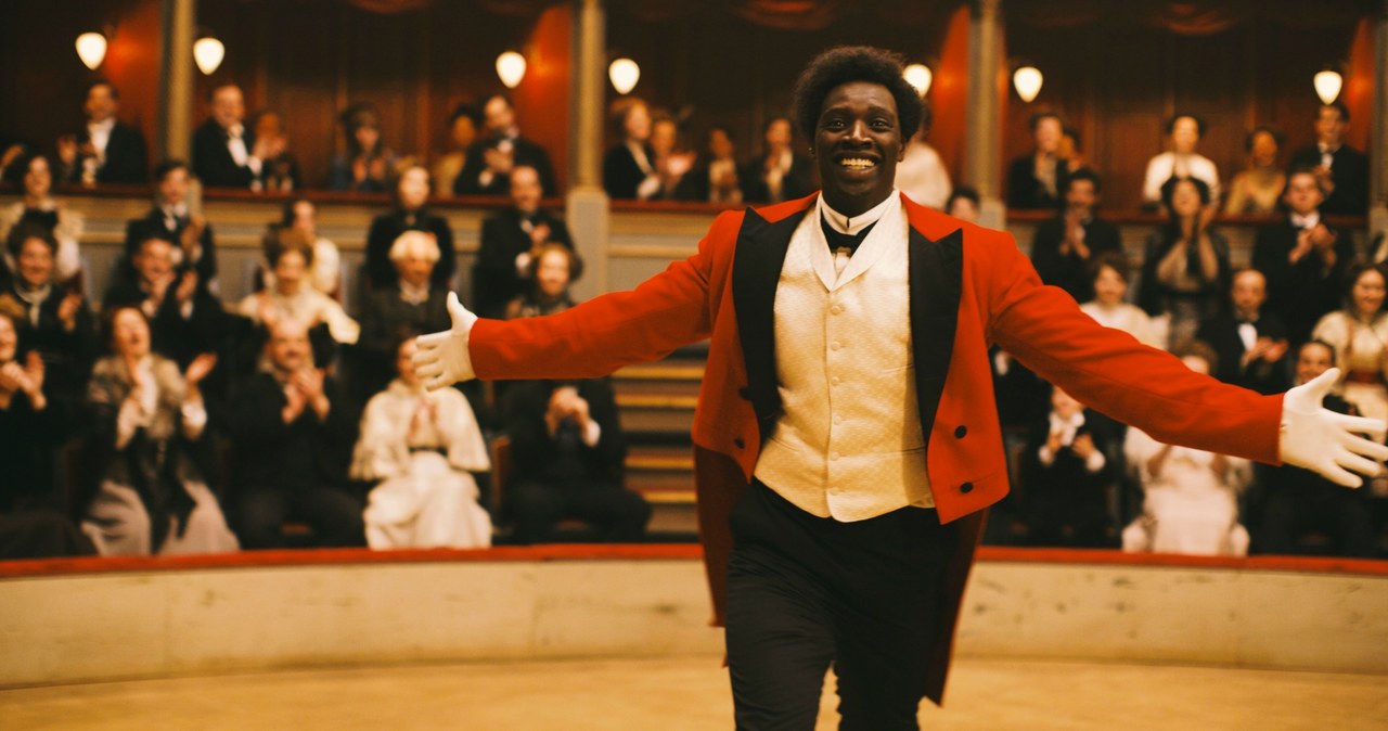 Omar Sy wciela się w tytułowego bohatera w filmie "Chocolat", prawdziwej historii niezwykłego człowieka - pierwszego czarnoskórego klauna, który święcił triumfy we Francji na przełomie XIX i XX wieku. 