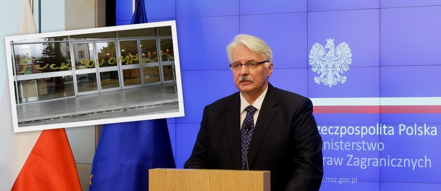 "Władze Wielkiej Brytanii podejmą stanowcze kroki w sprawie ksenofobicznych ataków na Polaków" - zapowiada minister spraw zagranicznych Witold Waszczykowski. W ostatnich dniach mieszkający na Wyspach Polacy po ogłoszeniu wyniku referendum w sprawie Brexitu dostali kartki z napisem: "Wychodzimy z Unii Europejskiej. Nie będzie więcej polskiego robactwa". Z kolei na budynku polskiego centrum kulturalnego w Londynie pojawiły się rasistowskie graffiti.