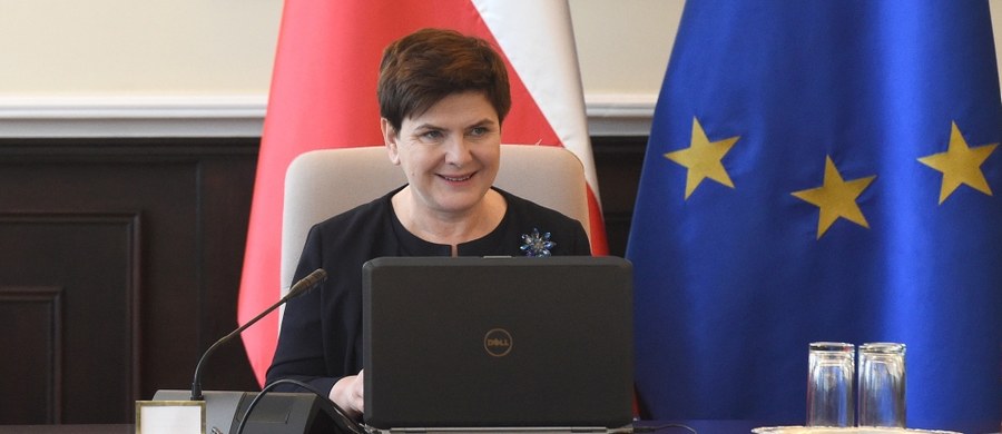 ​Unia Europejska potrzebuje nowego traktatu, bo znaleźliśmy się w zupełnie nowej sytuacji politycznej, to jest priorytet, który będziemy proponowali - powiedziała w poniedziałek premier Beata Szydło. Dodała, że Polska chce być aktywna w procesie zmian, które muszą nastąpić w UE.