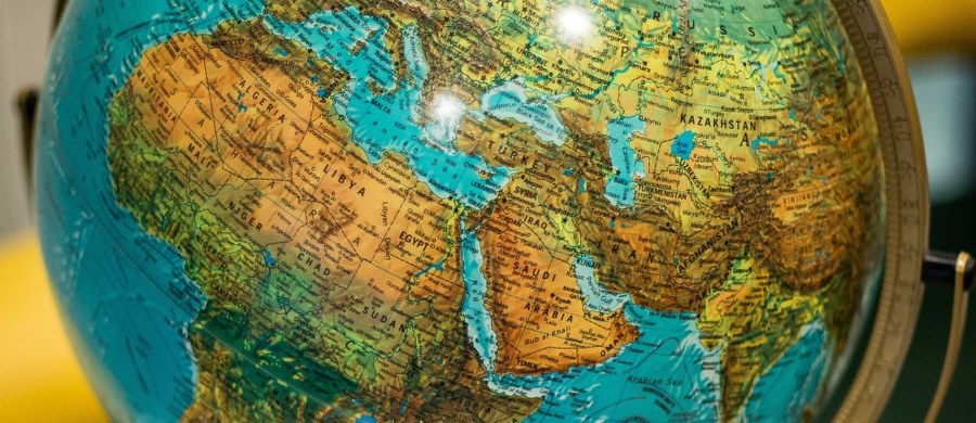 Jest akt oskarżenia w sprawie oszustw popełnionych przez przedstawiciela biura podróży Karian Travel z Warszawy. Agentka tej firmy usłyszała ponad 100 zarzutów.