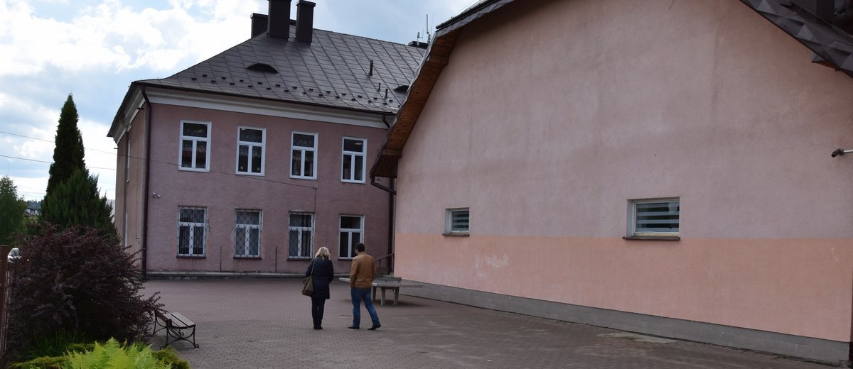 Jeden, niski stół do gry w ping-ponga i kilkaset dzieci, które chcą na nim grać. Tak dziś wygląda rzeczywistość w szkole podstawowej w podkarpackim Zagórzu. My pomożemy im ten tłok rozładować! W ramach akcji "Lepsze Jutro z RMF FM" zorganizujemy specjalną strefę, w której znajdzie się część sportowa (z 3 stołami do gry), część do zabawy dla najmłodszych oraz część, w której będą gry edukacyjne na świeżym powietrzu. 