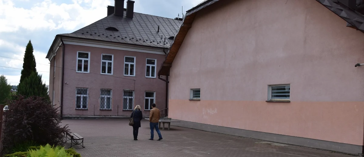 Jeden, niski stół do gry w ping-ponga i kilkaset dzieci, które chcą na nim grać. Tak dziś wygląda rzeczywistość w szkole podstawowej w podkarpackim Zagórzu. My pomożemy im ten tłok rozładować! W ramach akcji "Lepsze Jutro z RMF FM" zorganizujemy specjalną strefę, w której znajdzie się część sportowa (z 3 stołami do gry), część do zabawy dla najmłodszych oraz część, w której będą gry edukacyjne na świeżym powietrzu. 