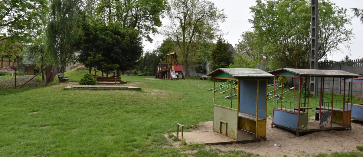 Zardzewiałe drabinki i huśtawki, zbutwiałe ławki i rozpadająca się piaskownica - tak wygląda plac zabaw przy przedszkolu gminnym w Dobroszycach na Dolnym Śląsku. Powstało ono w starym, ceglanym budynku, tuż po wojnie. I miało to być rozwiązanie tymczasowe. Przedszkole działa jednak do dziś, a chodzi do niego 100 dzieci. W ramach naszej akcji "Lepsze Jutro z RMF FM" chcemy pomóc maluchom i zapewnić im odpowiednie warunki do rozwoju. Na terenie placówki powstanie specjalna strefa, a w niej kolorowa ścieżka edukacyjna i zdrowotna oraz bezpieczny i piękny plac zabaw! 