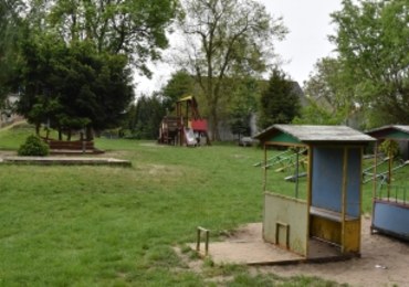 Zniszczony plac zabaw przestanie straszyć. RMF FM pomoże przedszkolu w Dobroszycach