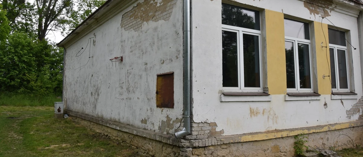 Stary, odrapany budynek, a w środku zimne i zaniedbane sale - tak wygląda świetlica środowiskowa w Krzczonowicach w Świętokrzyskiem. Z prośbą o pomoc w przywróceniu temu miejscu blasku zwróciła się do nas pani Agnieszka, która mimo fatalnych warunków prowadzi tam zajęcia z dziećmi. "Potrzeb jest dużo: boisko zamiast klepiska, prosta podłoga w lokalu, plac zabaw zamiast szkieletów huśtawek" - napisała w zgłoszeniu. Zdecydowaliśmy, że w ramach naszej akcji "Lepsze Jutro z RMF FM" wyremontujemy budynek starej szkoły, w którym mieści się świetlica środowiskowa, klub młodzieżowy i sala do organizowania ważnych wydarzeń w życiu miejscowości. Postawimy też piękny plac zabaw.