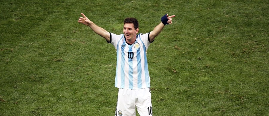 Bożyszcze argentyńskich kibiców Diego Maradona zaapelował do Lionela Messiego, aby ten zmienił swoją decyzję o definitywnym zakończeniu gry w piłkarskiej reprezentacji kraju. "Messi nadal może wiele dać drużynie narodowej, to świetny piłkarz, który może być podporą ekipy walczącej o awans do finału piłkarskich mistrzostw świata w Rosji w 2018 roku" - powiedział legendarny piłkarz w wywiadzie dla dziennika "La Nacion".