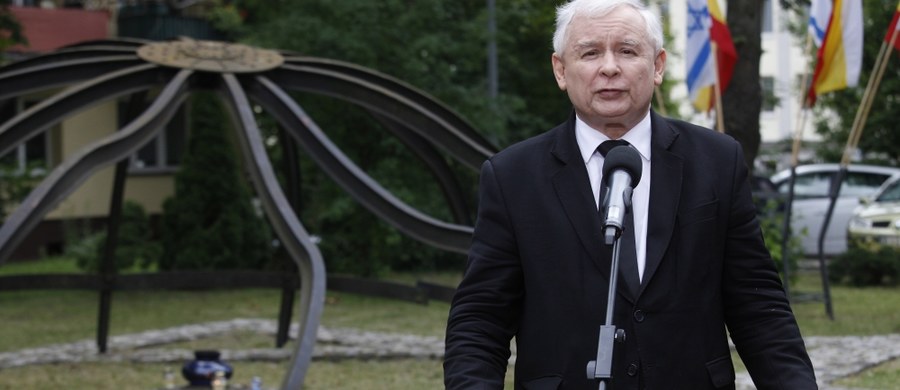 Politycy Prawa i Sprawiedliwości Jarosław Kaczyński i Joachim Brudziński - zgodnie z wcześniejszymi deklaracjami - wpłacili pieniądze na konto Fundacji Pomocy Wdowom i Sierotom po Poległych Policjantach. To pokłosie nagłośnienia sprawy ich przelotu policyjnym śmigłowcem ze Szczecina do Krakowa. Wysokość sumy przekazanej przez polityków nie jest znana. W fundacji dziennikarz RMF FM usłyszał, że było to więcej niż najdroższy bilet kolejowy.