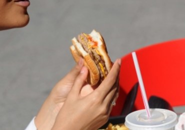 Wyższy VAT na jedzenie w fast foodach. Tak zdecydował minister finansów