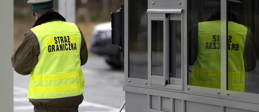 Przed szczytem NATO i Światowymi Dniami Młodzieży komendant Straży Granicznej znowelizował zarządzenie w sprawie wykonywania działań specjalnych przez funkcjonariuszy. Ma ono sprawić, że wyjdą oni zza biurek i wzmocnią ludzi pracujących w terenie - dowiedział się reporter RMF FM, Krzysztof Zasada. 