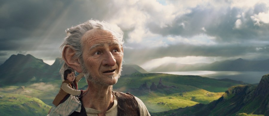 "BFG. Bardzo Fajny Gigant", opowieść o małej dziewczynce i tajemniczym Olbrzymie, który odkrywa przed nią sekrety magicznej krainy, właśnie wchodzi do polskich kin. Uwielbianą przez czytelników powieść Roalda Dahla na duży ekran przeniósł Steven Spielberg.