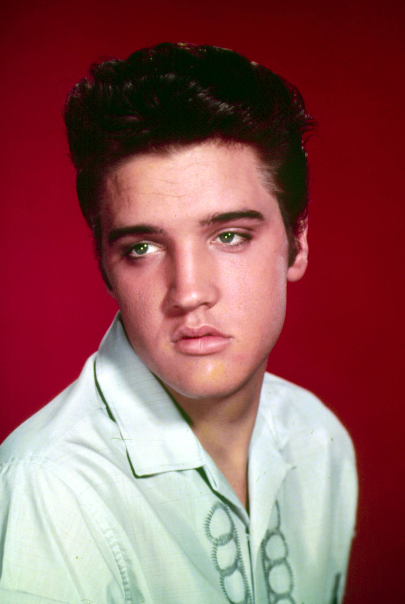 Tydzień temu w Graceland, posiadłości Presleya, zostal sfilmowany mężczyzna, który rzekomo jest zmarłym muzykiem.
