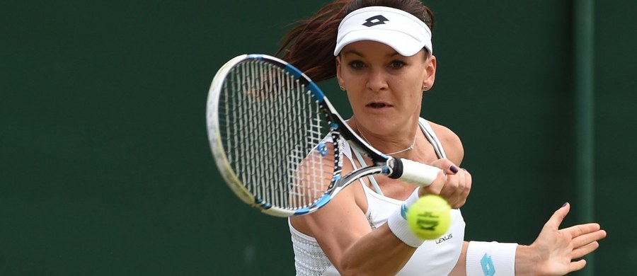 Rozstawiona z numerem trzecim Agnieszka Radwańska pokonała w Londynie Anę Konjuh 6:2, 4:6, 9:7 w drugiej rundzie wielkoszlemowego Wimbledonu. Chorwacka tenisistka w końcówce spotkania doznała poważnej kontuzji kostki, ale dograła mecz do końca.