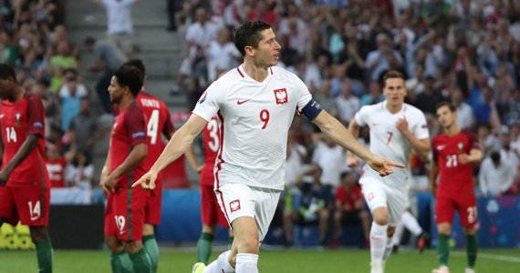 Historyczny mecz Polaków o półfinał Euro 2016 nie mógł rozpocząć się lepiej. Napastnik reprezentacji Robert Lewandowski w zaledwie 2. minucie spotkania z Portugalią strzelił bramkę. W 33. minucie wynik wyrównał Portugalczyk Renato Sanches. Po dwóch dogrywkach doszło jednak do rzutów karnych, w których Polska przegrała 3:5. 