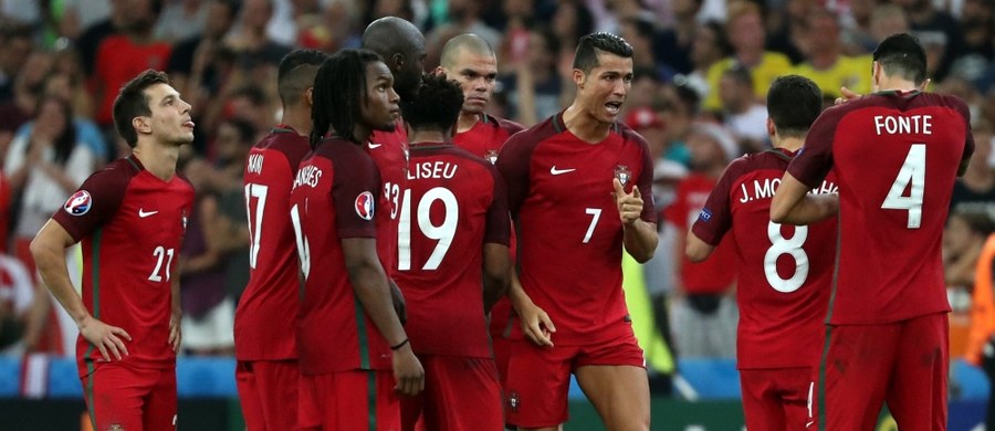 ​Portugalscy komentatorzy zgodnie twierdzą, że ich zespół awansował w sposób niezwykle szczęśliwy, pokonując dopiero po rzutach karnych potencjalnie słabszą Polskę. Nie brak też głosów, że biało-czerwoni zasłużyli na półfinał Euro 2016.