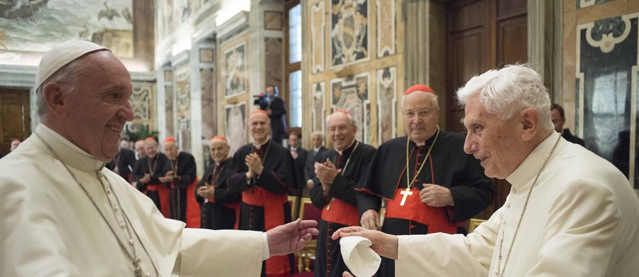 We wrześniu odbędzie się światowa premiera wywiadu-rzeki z emerytowanym papieżem Benedyktem XVI. Według włoskich mediów, poprzednik Franciszka zapewnił w nim, że powodem jego rezygnacji z urzędu nie była żadna presja zewnętrzna. Opowiedział też o rozwiązaniu „gejowskiego lobby” w Watykanie.