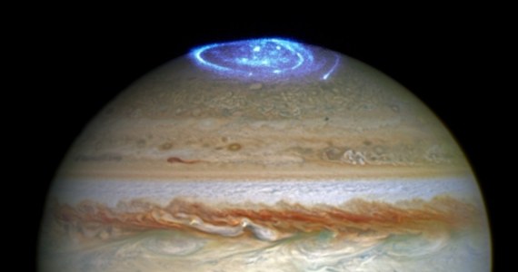 Na kilka dni przed historycznym wejściem sondy Juno na orbitę Jowisza, NASA i ESA opublikowały niezwykłe zdjęcie zorzy polarnej wokół północnego bieguna największej planety Układu Słonecznego. Obraz powstał dzięki zdolnościom teleskopu kosmicznego Hubble'a do obserwacji w nadfiolecie. Jowisz był do tej pory znany głównie ze swych kolorowych obłoków, astronomowie chcą teraz - przy okazji misji Juno - lepiej poznać i to niezwykłe zjawisko. 