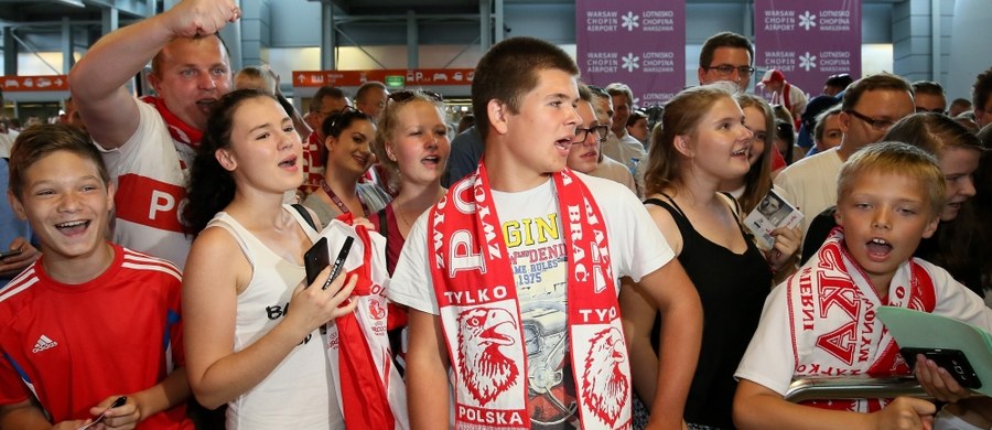 Reprezentacja Polski wróciła do kraju z mistrzostw Europy. Rządowy samolot, który w piątek rano poleciał po piłkarzy do Francji, przed godziną 16:00 wylądował na warszawskim lotnisku Chopina, gdzie na biało-czerwonych czekały setki kibiców.