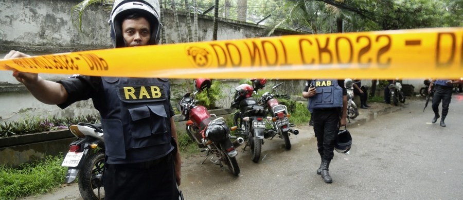 W wyniku ataku terrorystów na budynek restauracji w stolicy Bangladeszu Dhace i akcji odbicia zakładników zginęło w sumie 26 osób - poinformowało w sobotę wojsko. Siły specjalne uratowały 13 osób, w tym Japończyka i dwóch obywateli Sri Lanki.