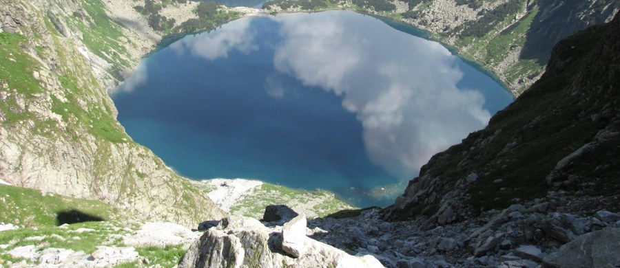 Od poniedziałku do 2 sierpnia w Tatrach otwarte będzie tylko jedno wysokogórskie przejście graniczne - szlakiem przez Rysy (2499 m n.p.m.) - przypomina Straż Graniczna. Pozostałe przejścia przez ten czas będą zamknięte, a pogranicznicy będą patrolować szlaki.