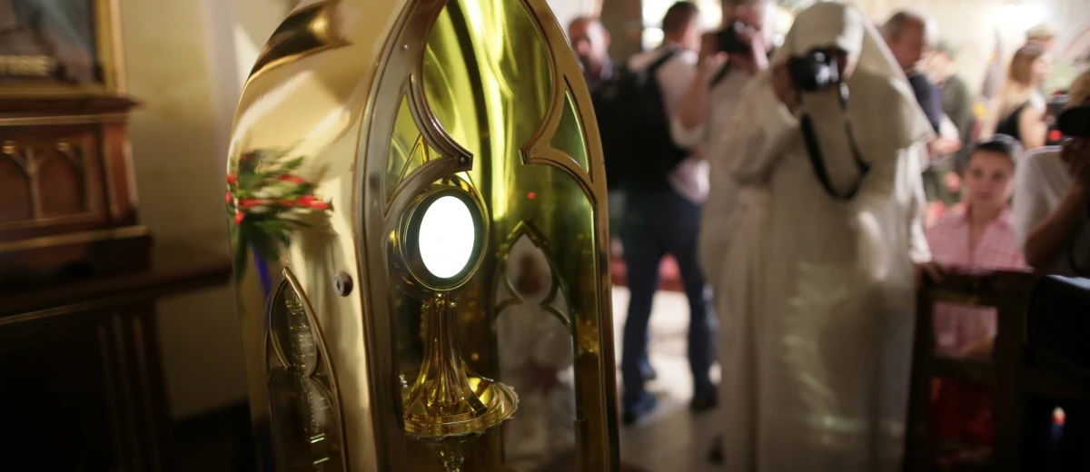 Chcą być świadkami cudu. Do Legnicy na Dolnym Śląsku zjechali wierni z całej Polski. W kościele św. Jacka po raz pierwszy wystawiona została hostia, na której trzy lata temu pojawiła się czerwona plamka. Biegli ze Szczecina stwierdzili, że na hostii znajduje się tkanka mięśnia serca, pochodzenia ludzkiego. Kościół uznał, że to wydarzenie o znamionach cudu eucharystycznego. 