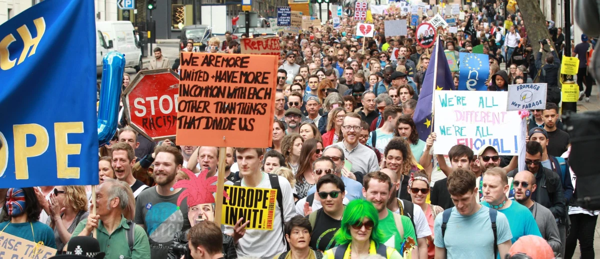 Demonstranci, którzy pojawili się dziś na londyńskich ulicach, nie zgadzają się z wynikiem czerwcowego głosowania w sprawie Brexitu. Podkreślali, że "zostali wprowadzeni w błąd". 