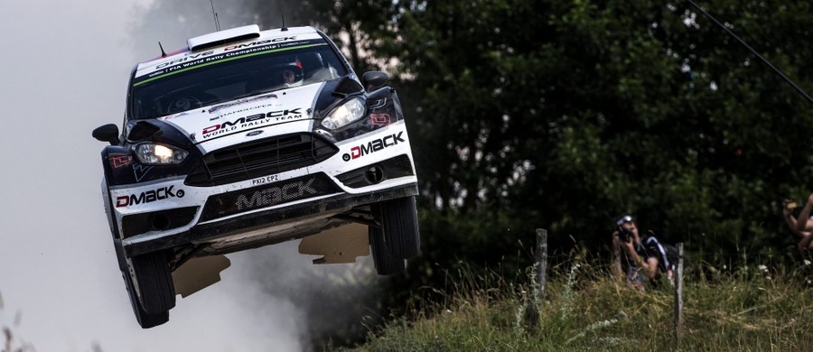 Estończyk Ott Tanak (Ford Fiesta WRC) na dwa odcinki specjalne przed metą nadal prowadzi w 73. Rajdzie Polski, siódmej rundzie samochodowych mistrzostw świata. Obrońca tytułu Francuz Sebastien Ogier (VW Polo WRC) jest szósty ze stratą 1.22,9.