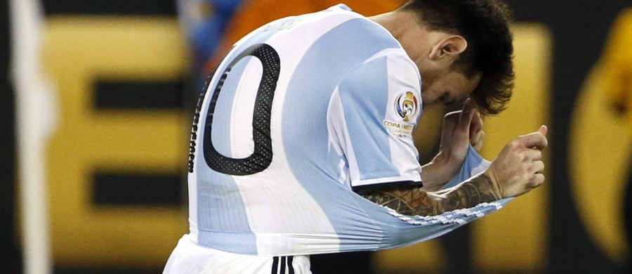 Setki Argentyńczyków wyszły na ulice Buenos Aires, aby publicznie domagać się od Lionela Messiego powrotu do piłkarskiej drużyny narodowej. Gwiazdor zrezygnował z gry w reprezentacji po przegranym przed tygodniem finale Copa America z Chile.