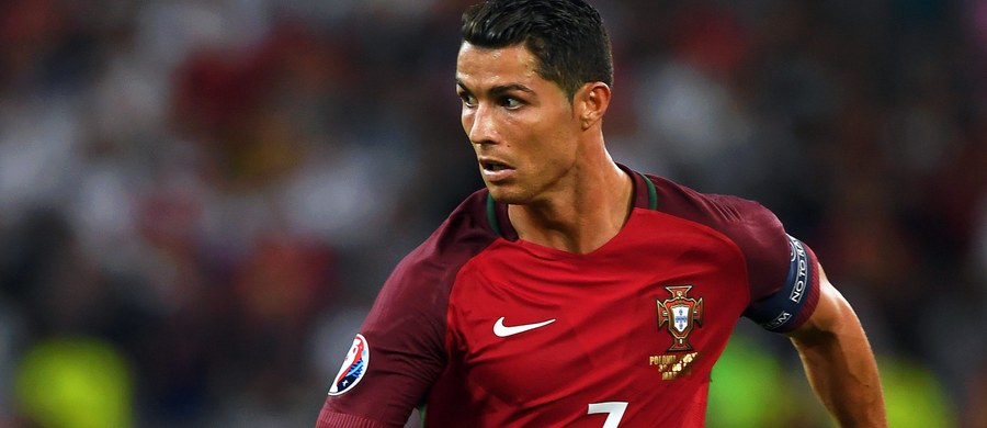 Portugalska stacja telewizyjna CMTV wystawiła na aukcję mikrofon, który 22 czerwca jednemu z dziennikarzy wyrwał i wyrzucił do jeziora Cristiano Ronaldo. Dochód ze sprzedaży trafi na cele charytatywne.