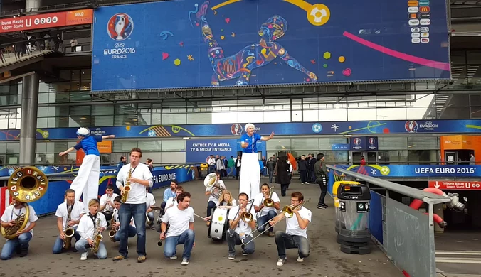 Orkiestra przed Stade de France. Wideo