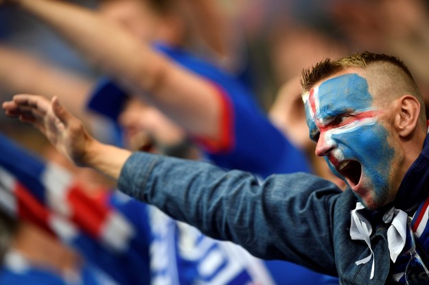 Dotychczas Islandia kojarzona była z małym zaludnieniem, zorzą polarną i groźnymi wulkanami. Tymczasem surowy klimat wyspy z mocą gejzeru ociepla narodowa drużyna piłkarska. 


Liczba ludności Islandii to tylko 330 tysięcy, a zawodowi piłkarze to zaledwie… 75 osób! Mieszkańcy wyspy są dumni z wyczynów swojej drużyny, która w czasie Euro 2016 pokazała siłę walki i niezwykły hart ducha. Islandczycy od samego początku szli jak burza i z nieliczącego się zespołu awansowali na pozycję czarnego konia turnieju. 


- To wspaniale! Nigdy wcześniej się tak nie czułam – cieszy się fanka. – Napisaliśmy historię futbolu. To stanie się legendą - entuzjastycznie krzyczy kolejna. Najbardziej jednak spodobał nam się komentarz mężczyzny, który porównał islandzką drużynę do skandynawskich wojowników. - Wikingowie powrócili! To jest era wikingów! 
