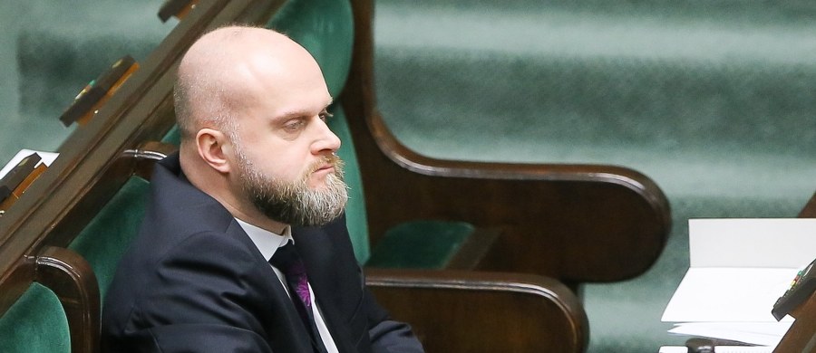 Coraz czarniejsze chmury nad wiceministrem zdrowia Krzysztofem Łandą. Z opublikowanych przez koncerny farmaceutyczne raportów wynika, że hojnie wspierały Łandę, gdy ten był prezesem fundacji. W sumie dostał co najmniej 200 tys. zł – pisze „Fakt”. Gdy redakcja gazety poprosiła go o ujawnienie jego oświadczenia majątkowego, rzeczniczka ministra przekazała, że Łanda nie zgadza się na jego opublikowanie. 