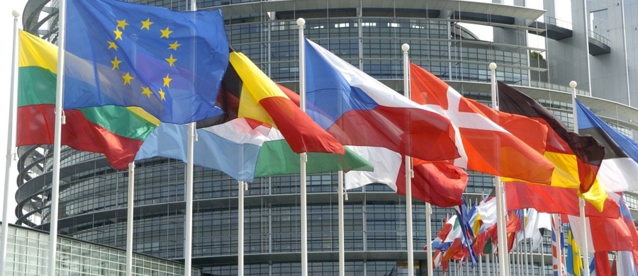 Parlament Europejski nie zgodził się na wniosek grup Socjalistów oraz Zjednoczonej Lewicy Europejskiej, by jeszcze w tym tygodniu przeprowadzić debatę i przyjąć rezolucję o sytuacji w Polsce. Większość europosłów zdecydowała, że PE powinien zająć się naszym krajem we wrześniu.