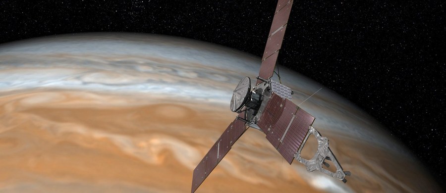 NASA informuje o pomyślnym zakończeniu manewru, który wprowadził sondę Juno na planowaną orbitę wokół Jowisza - największej planety Układu Słonecznego. Sonda zakończyła też kolejny manewr odwracania się panelami słonecznymi w stronę Słońca. To ma kluczowe znaczenie, by mogła podjąć swoja normalną, naukową pracę.