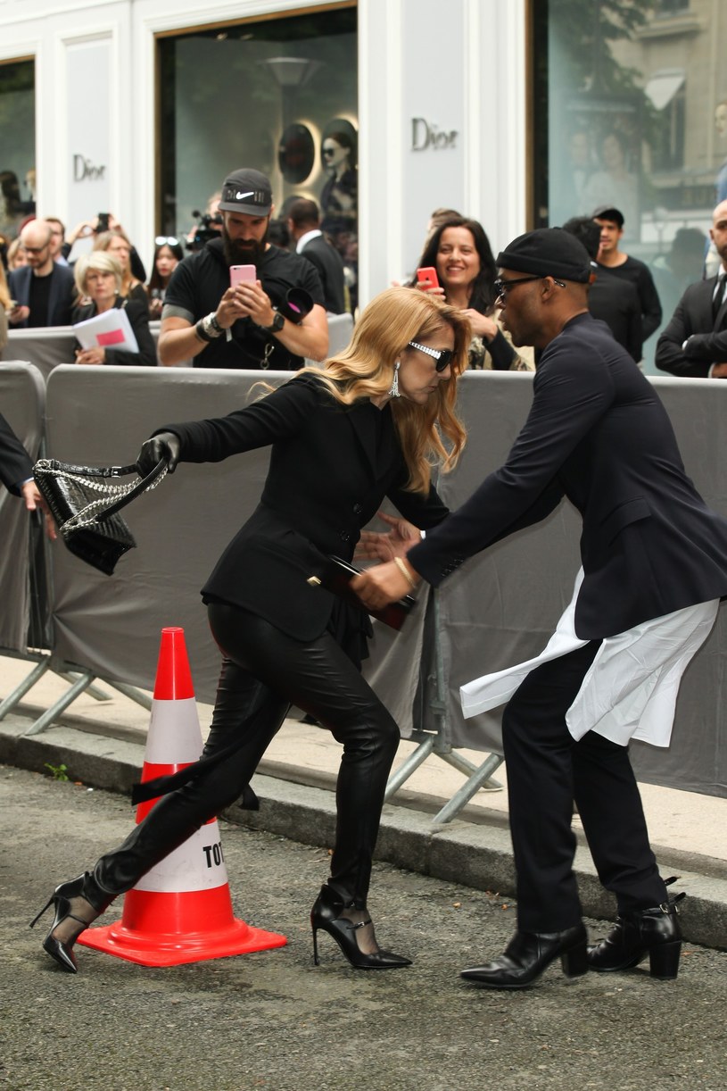 Kanadyjska gwiazda Celine Dion prawie przewróciła się w drodze na imprezę modową w Paryżu.