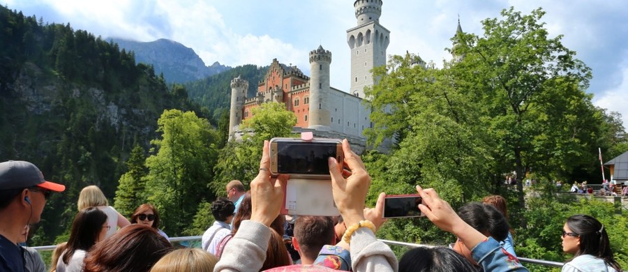 Każdego dnia setki turystów przyjeżdżają na zamek Neuschwanstein w Bawarii, zwiedzają go, robią sobie pamiątkowe zdjęcia i… jadą dalej. To także ulubione miejsce wycieczek po Europie wśród Chińczyków. W sobotę jednak doszło do nietypowego zdarzenia. Zaginęła tam para chińskich turystów i do dziś się nie odnalazła. 