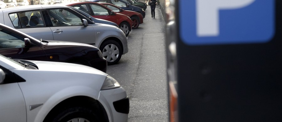 W Rybniku matka zostawiła kilkuletnią córkę na półtorej godziny w zamkniętym samochodzie. Dziewczynce na szczęście nic się nie stało. Sprawą zajmuje się policja.
