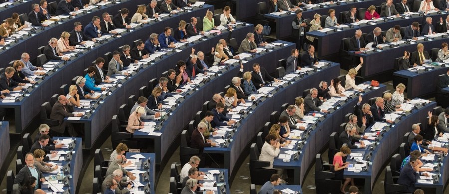 Socjaliści z nowych krajów Unii Europejskiej mają dosyć jednostronnych pozycji, zajmowanych przez zachodnich kolegów - czy to w sprawie przyszłości Unii, czy praworządności w Polsce. Zażądali spotkania w tej sprawie z kierownictwem frakcji S&D, Giannim Pittellą - dowiedziała się dziennikarka RMF FM Katarzyna Szymańska-Borginon. 