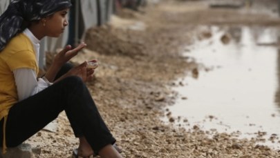 "Niewinna. 12 lat". ISIS sprzedaje na portalach niewolnice seksualne  