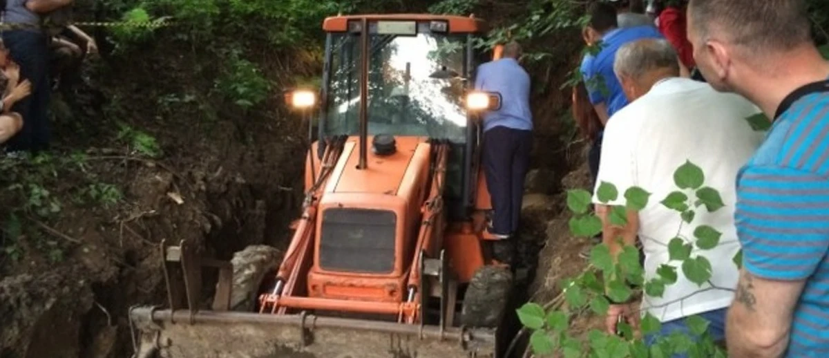 Policja będzie wyjaśniać sprawę nielegalnych poszukiwań skarbów w Cieszowie koło Wałbrzycha. Sprawę zgłosili odkrywcy złotego pociągu. Koparki rozkopały miejsce, które Piotr Koper i Andreas Richter zgłosili do starostwa w styczniu. Poszukiwacze przekazali policji nagrania wideo z prowadzonych tam – ich zdaniem nielegalnie – poszukiwań. 