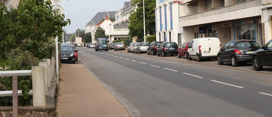 Grupa sąsiadów z miejscowości Beuningen w środkowej Holandii wysłała petycję do ratusza, domagając się zlikwidowania chodnika. Liczyli, że dzięki temu pod ich oknami nie będą przechodzili uchodźcy z powstającego w okolicy ośrodka.