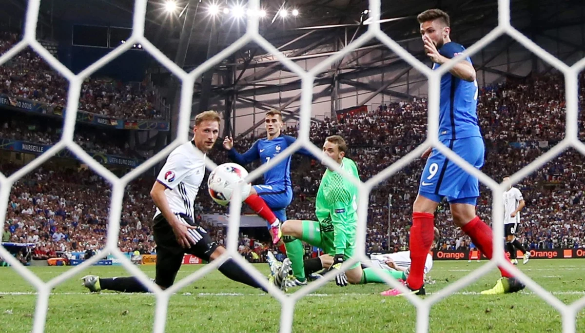 Francuzi pokonali Niemców 2:0 w półfinale piłkarskich mistrzostw Europy. Autorem obu goli dla "Trójkolorowych" był napastnik reprezentacji Antoine Griezmann. 