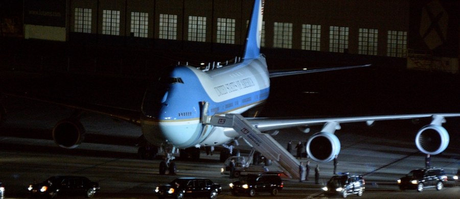 Prezydent USA Barack Obama jest już w Polsce. Air Force One wylądował na warszawskim lotnisku tuż po północy. Kolumna z prezydencką limuzyną przejechała następnie do hotelu Marriott, gdzie Obama będzie mieszkał, tak jak podczas dwóch poprzednich wizyt.